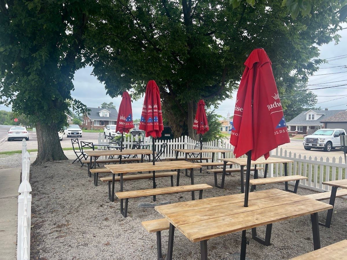 PAWZ Bar & Grill