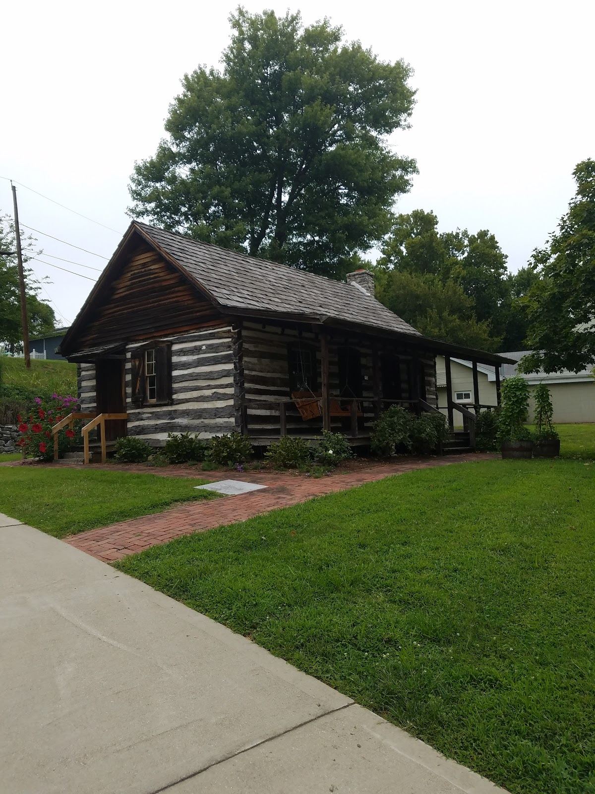 Yanda Log Cabin