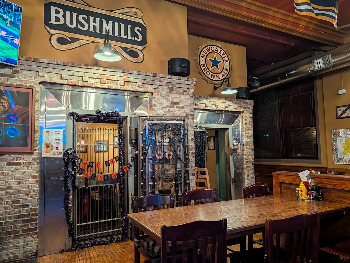 Llywelyn's Pub - St. Charles Mainstreet