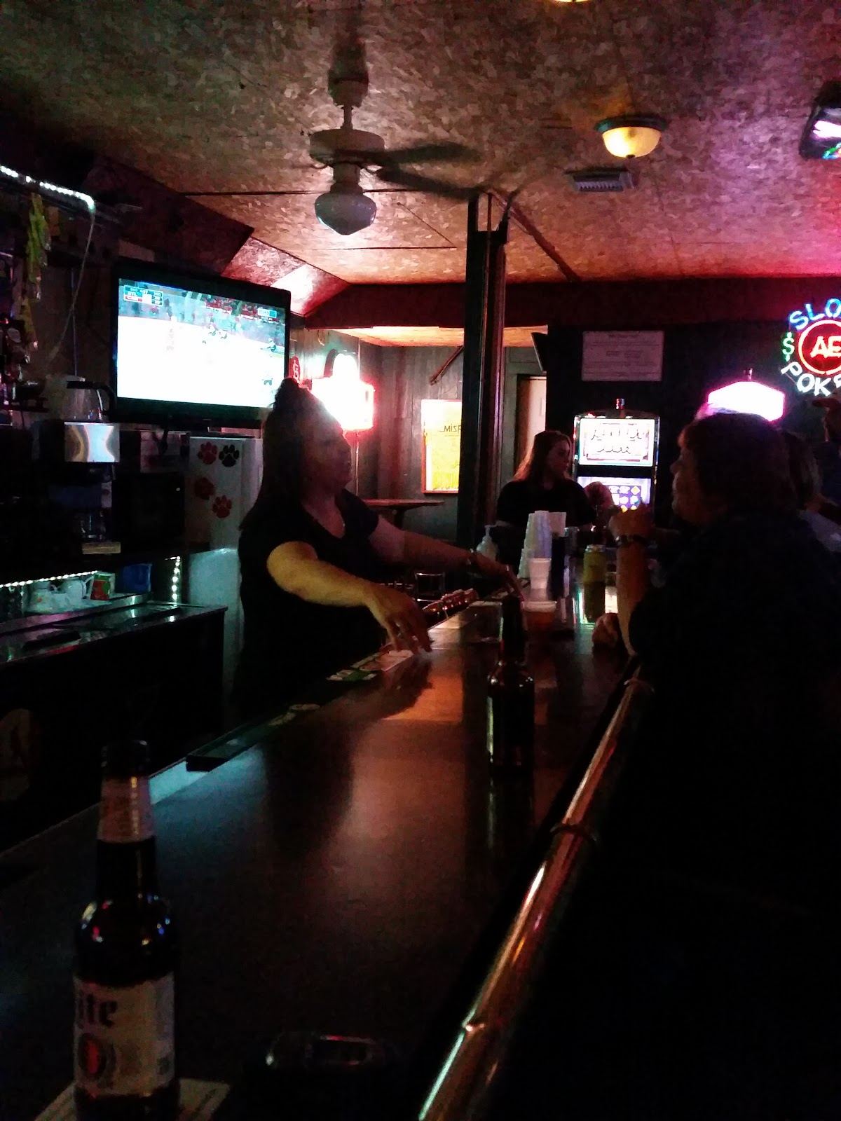 R & L Sports Bar