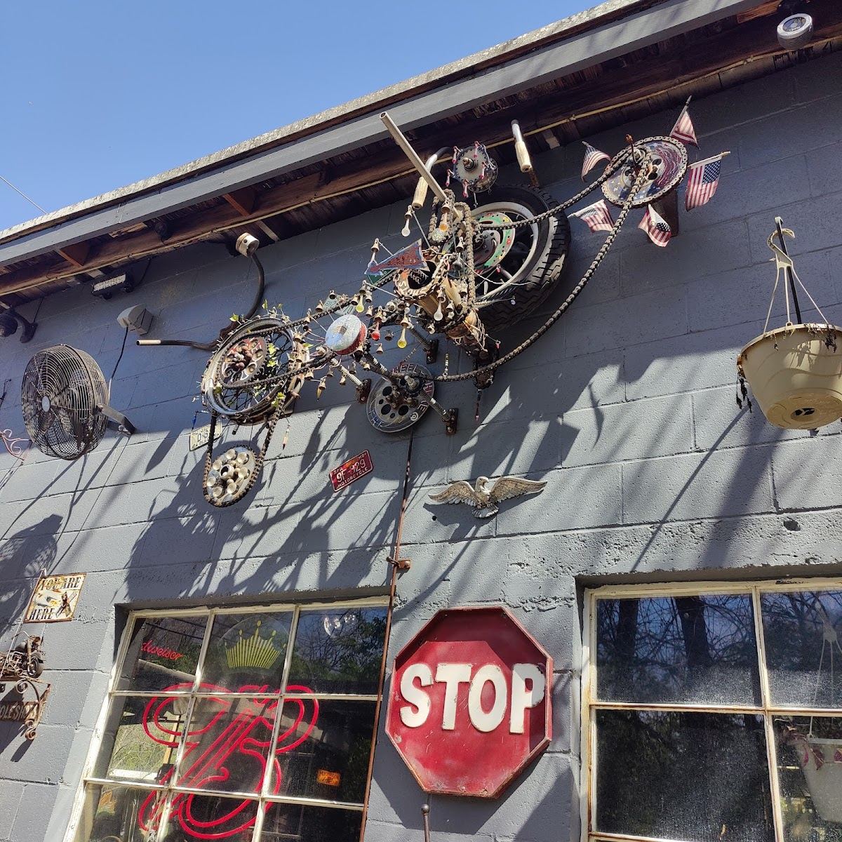Holeshots Saloon