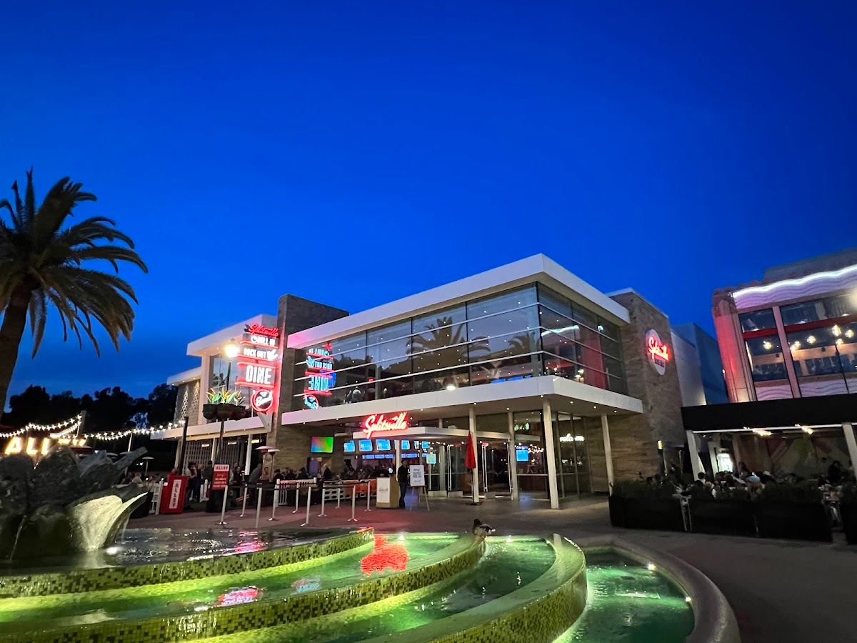 Splitsville Luxury Lanes