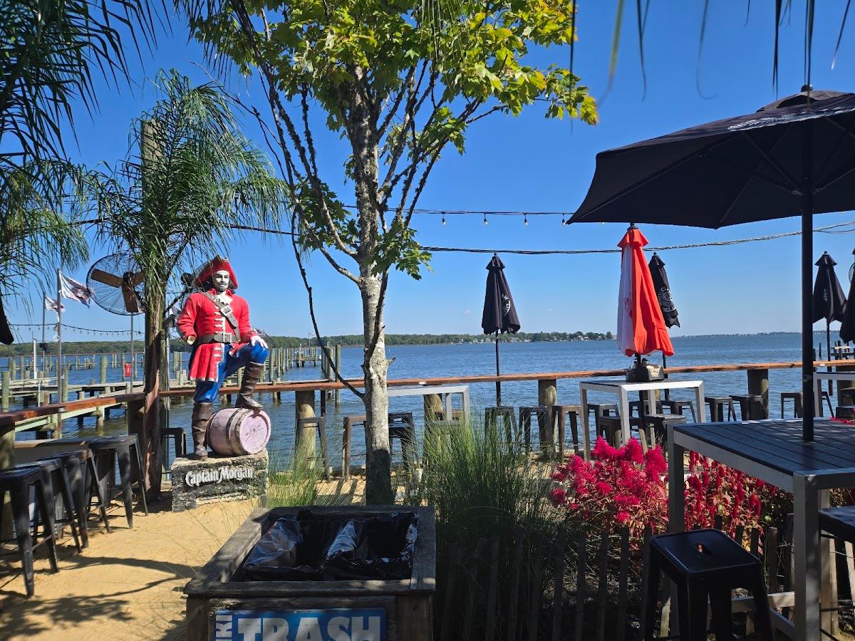Tiki Lee’s Dock Bar