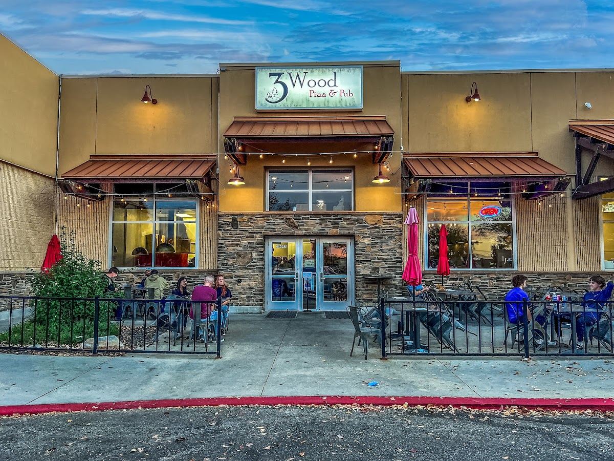 3 Wood Pizza and Pub