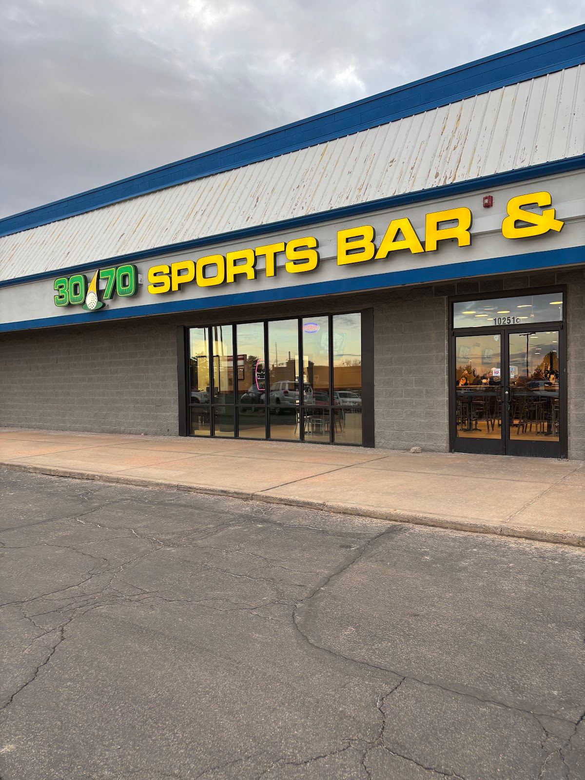 30/70 Sports Bar & Grill