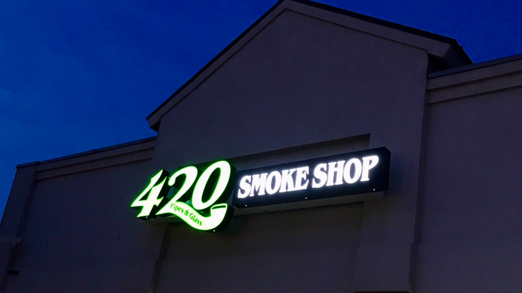 420 Smoke Shop Co (Vapes,Glass,Hats)