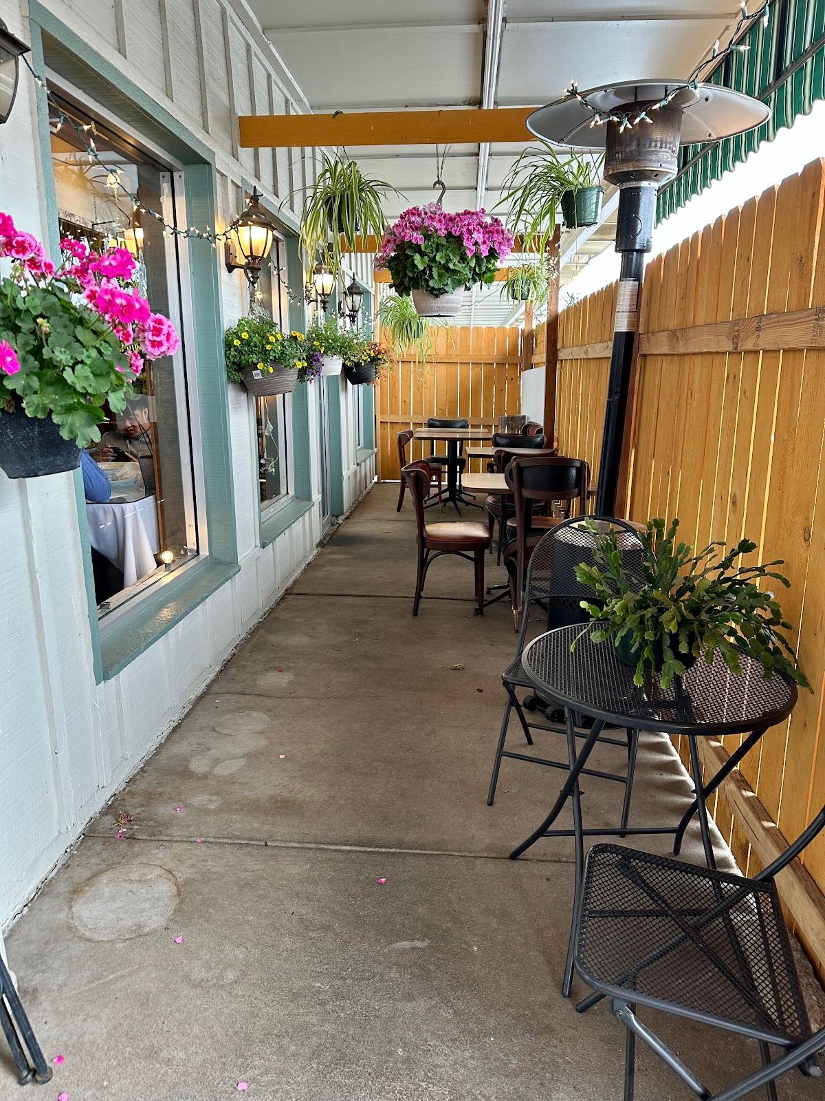 GOLDEN SAIGON Restaurant
