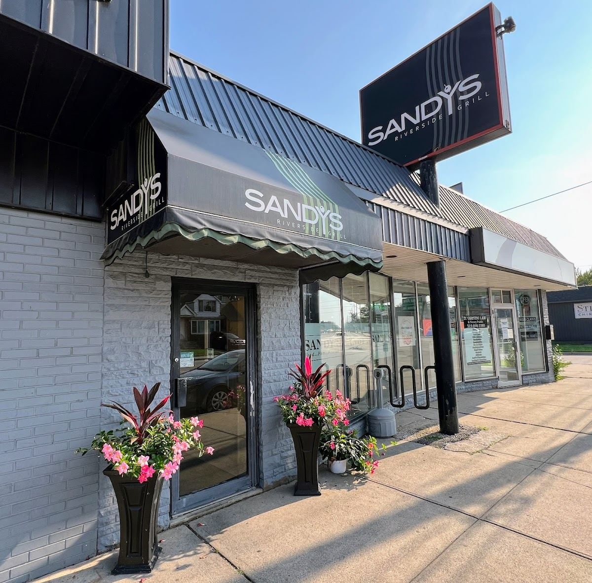 Sandy's Riverside Grill