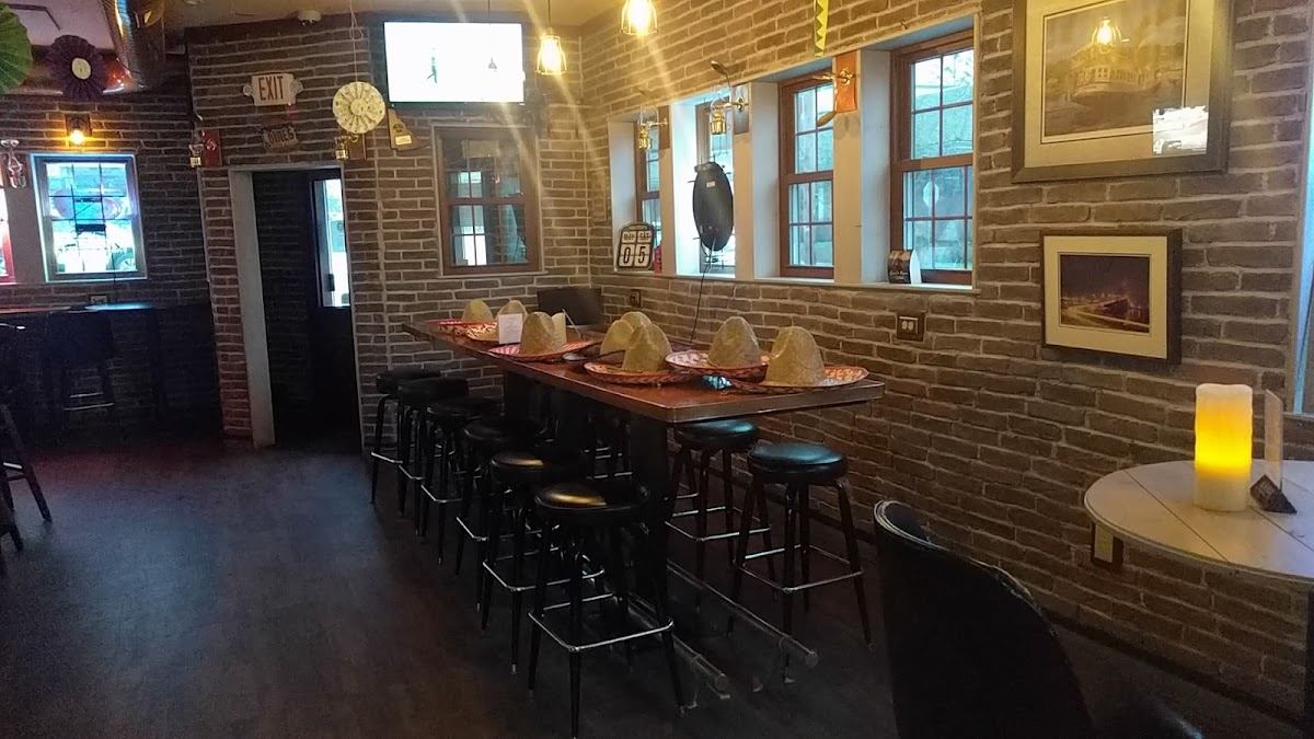 Louie's Douglas Inn