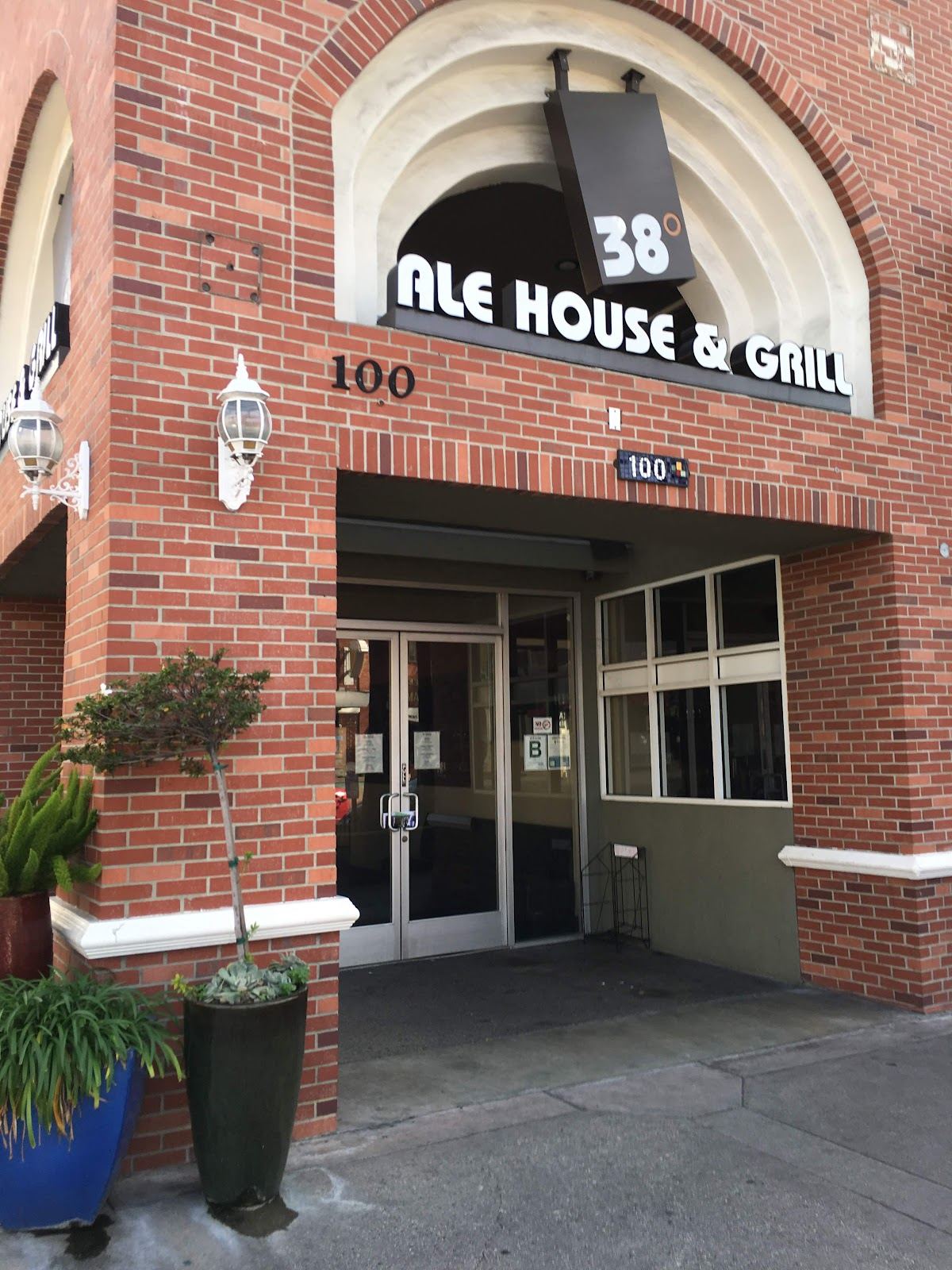 38 Degrees Ale House & Grill