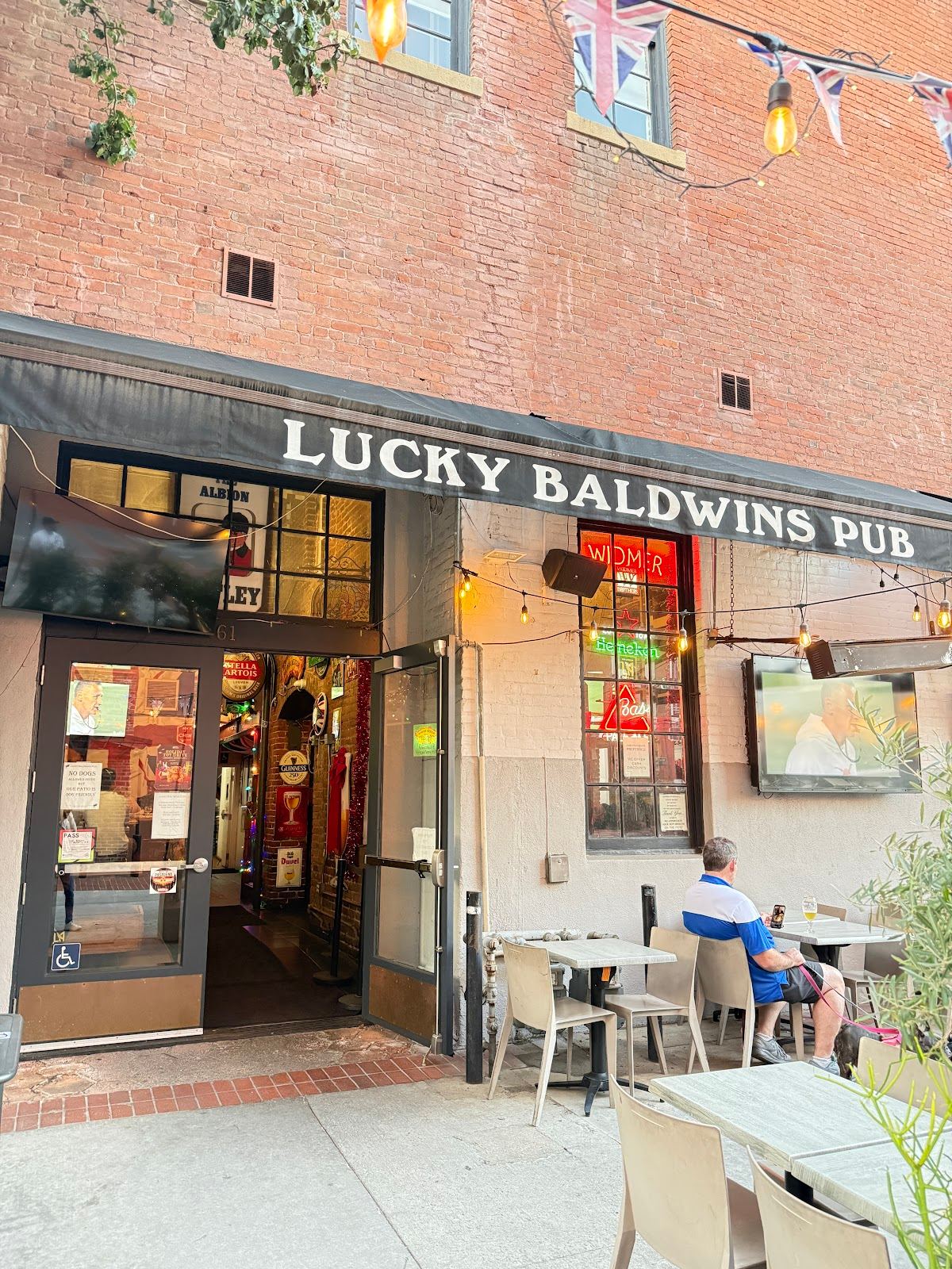 Lucky Baldwins Pub