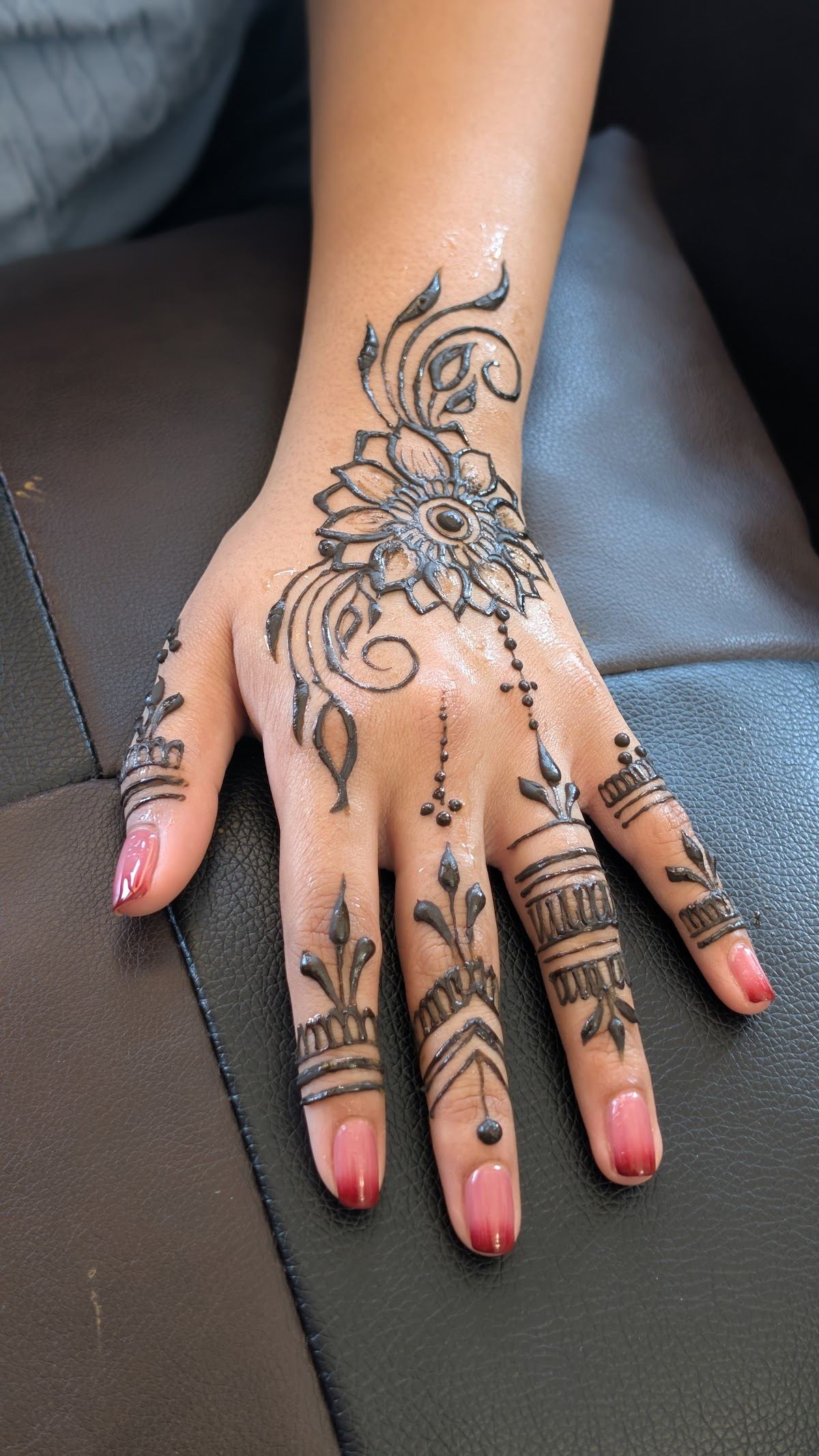 Dipti Eyebrow Threading And Henna Art