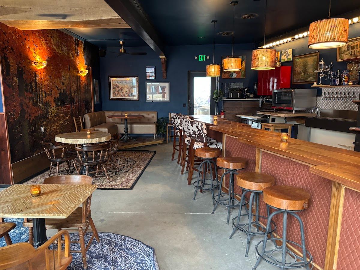 Friends Applaud Tavern & Cafe