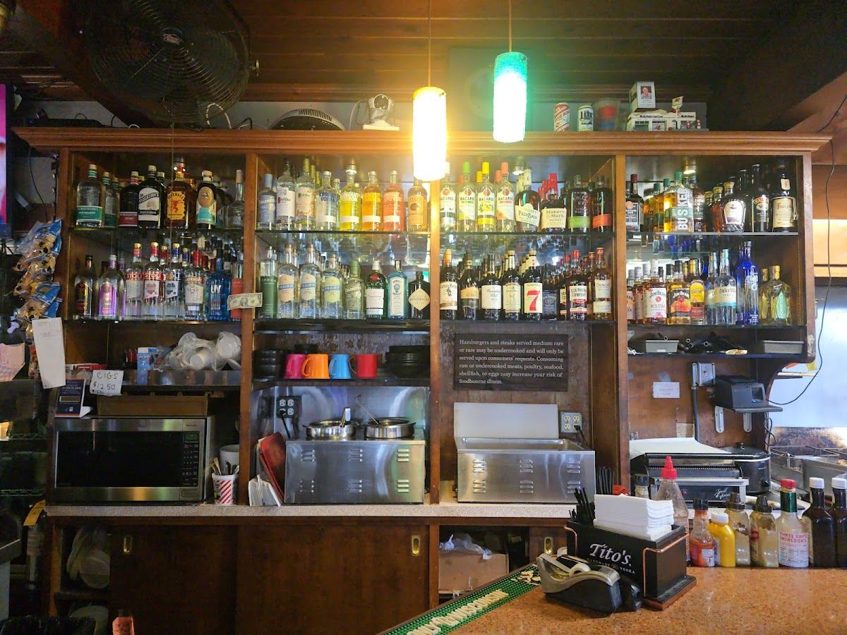 Licari's Bar & Grill
