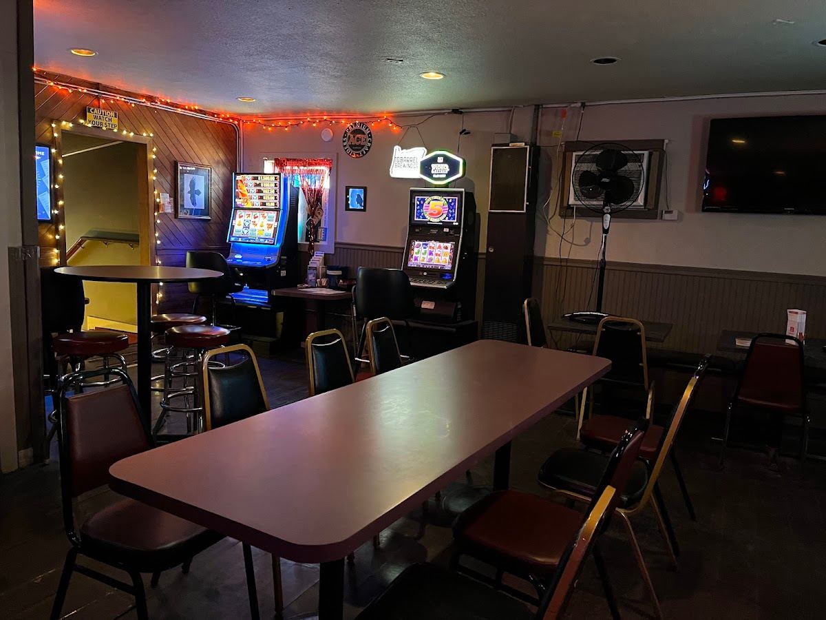 Crows Nest Deli & Lounge