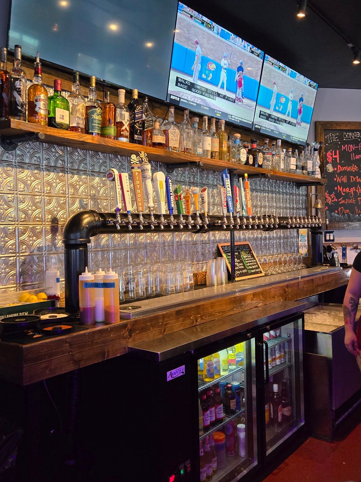 Corner Bar & Grill