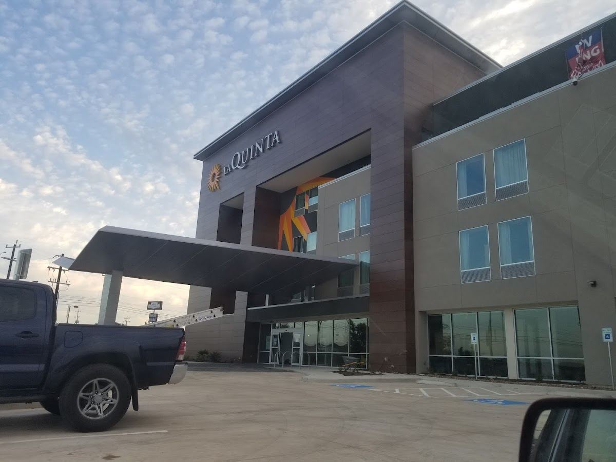 La Quinta Inn & Suites by Wyndham San Antonio Alamo City