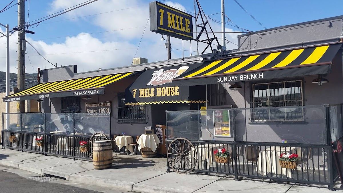 7 Mile House Sports Bar & Grill