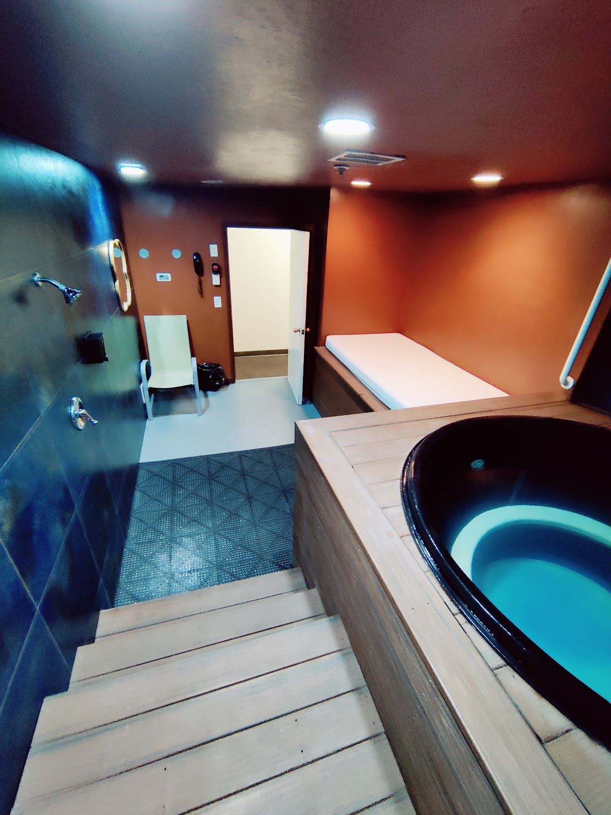 Tropical Garden Hot Tub & Tanning