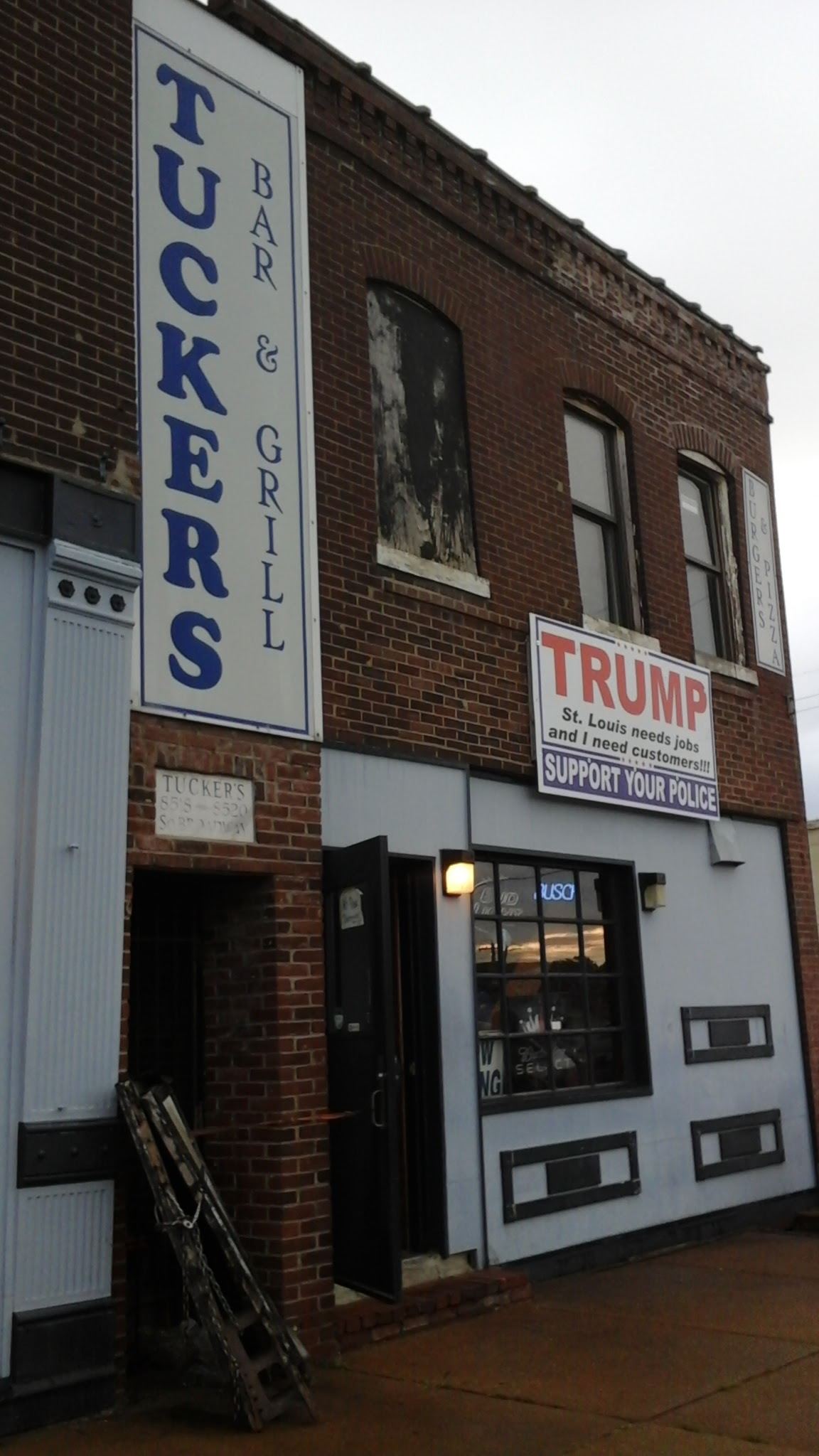 Tuckers Bar & Grill