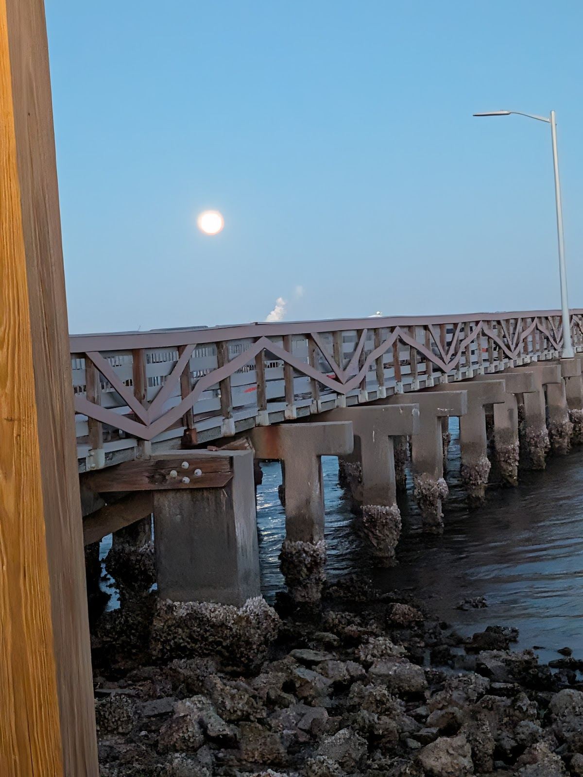 leon's (ice cream on pier)