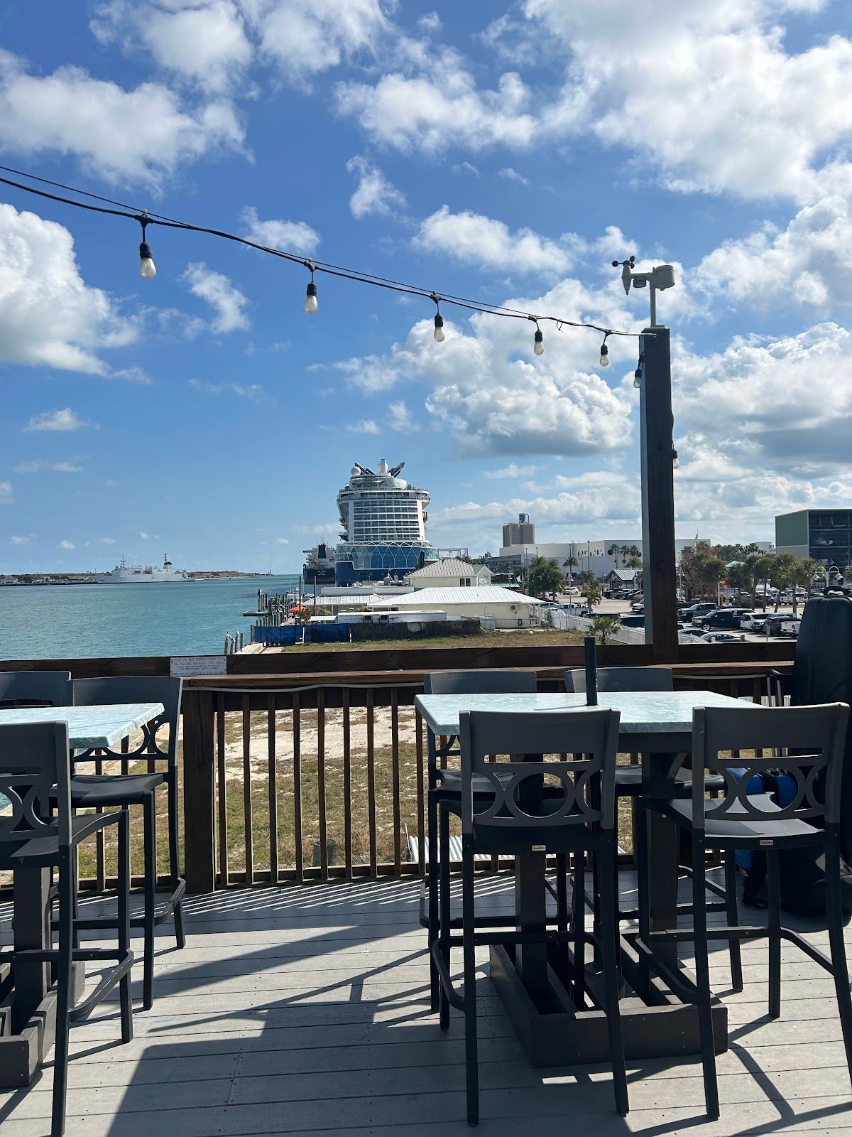 Fishlips Waterfront Bar & Grill