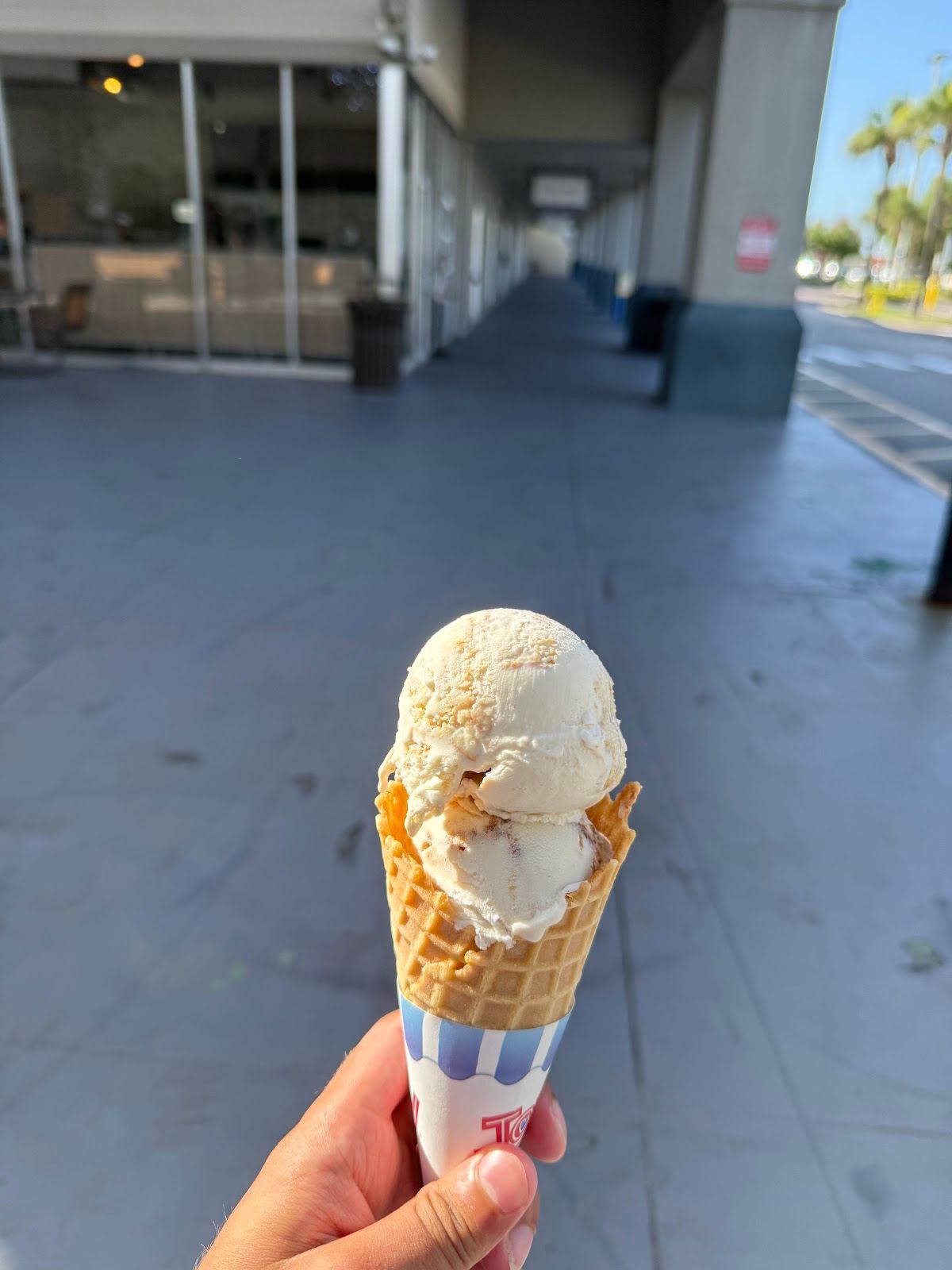 Momo's Scoops & Coffee