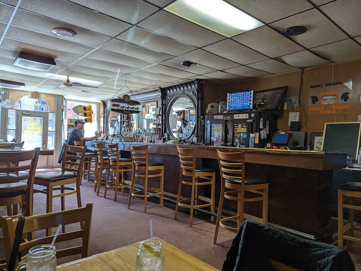 Bernie's Main St Tavern
