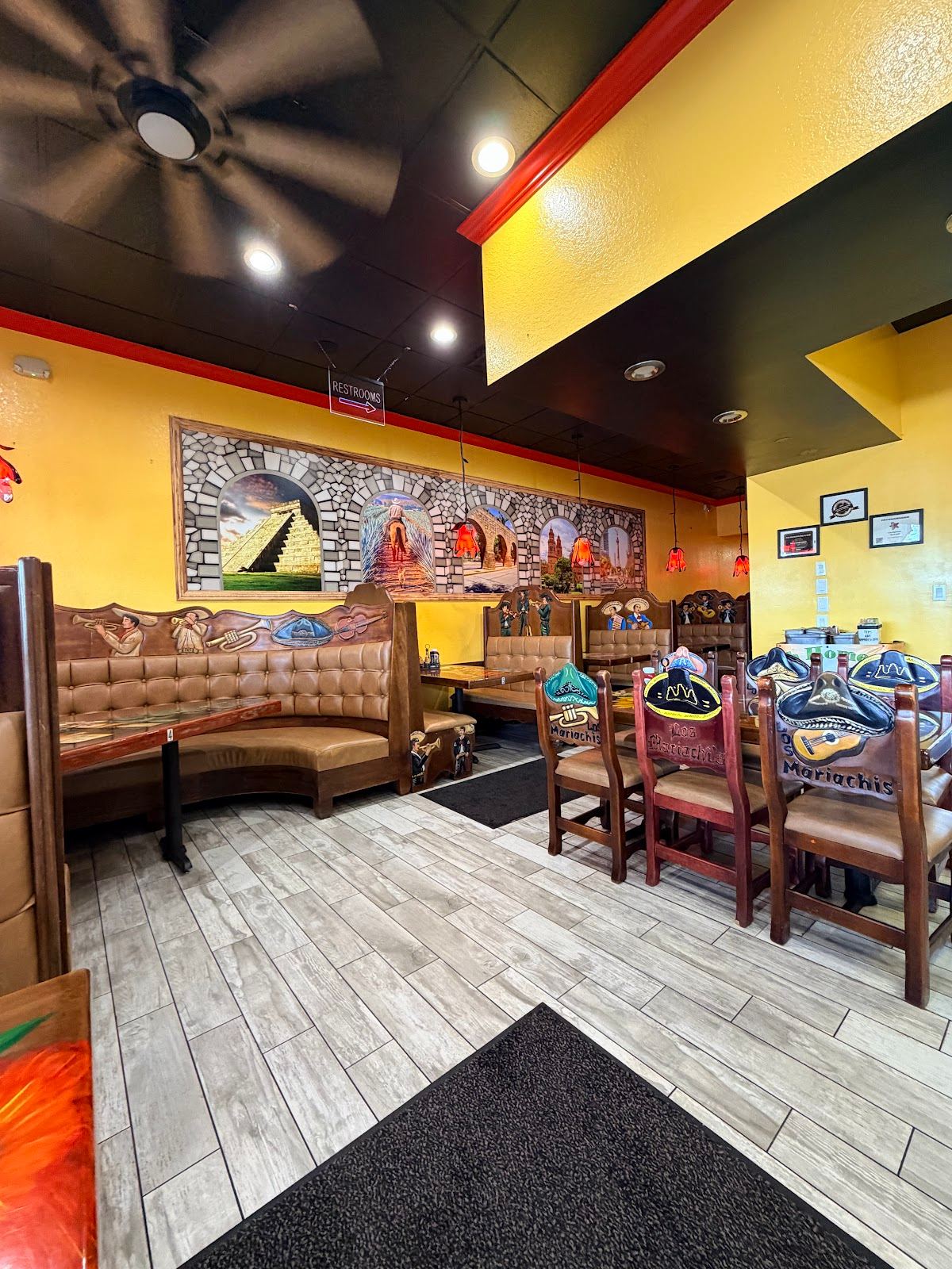 Los Mariachis Bar & Grill