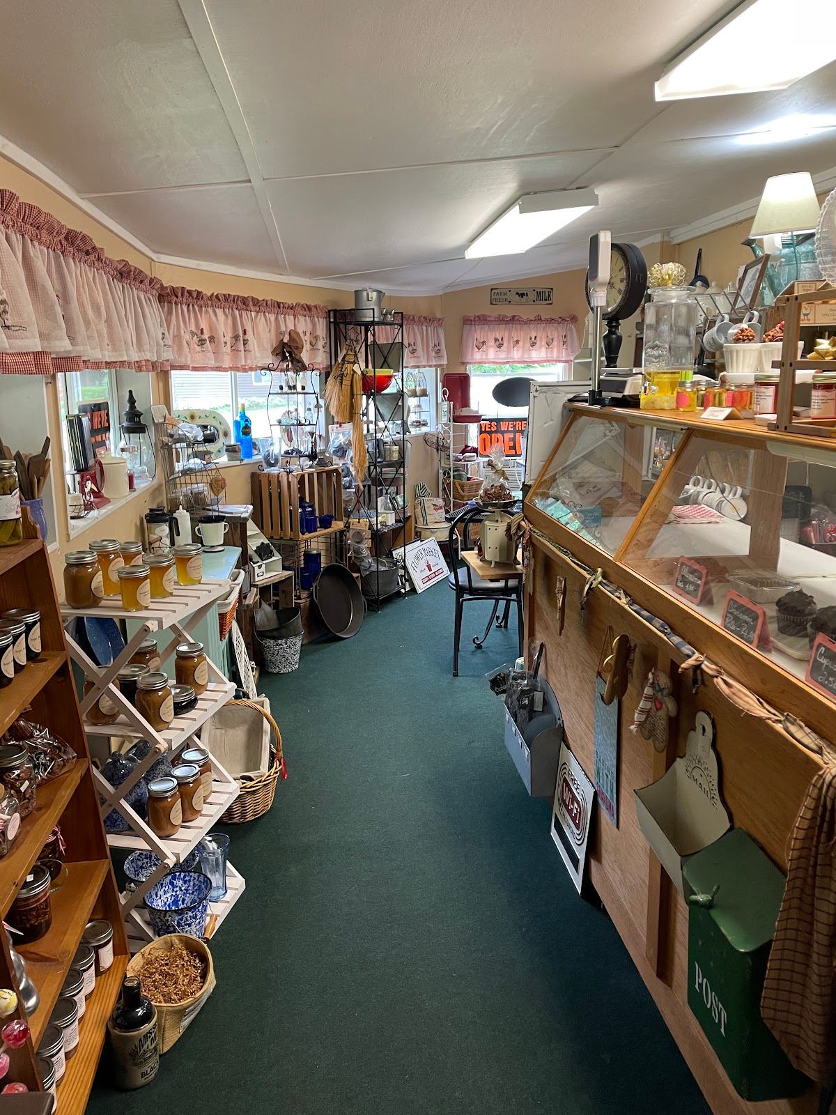 Ain't B's Bakery & Confectionery Arts Studio