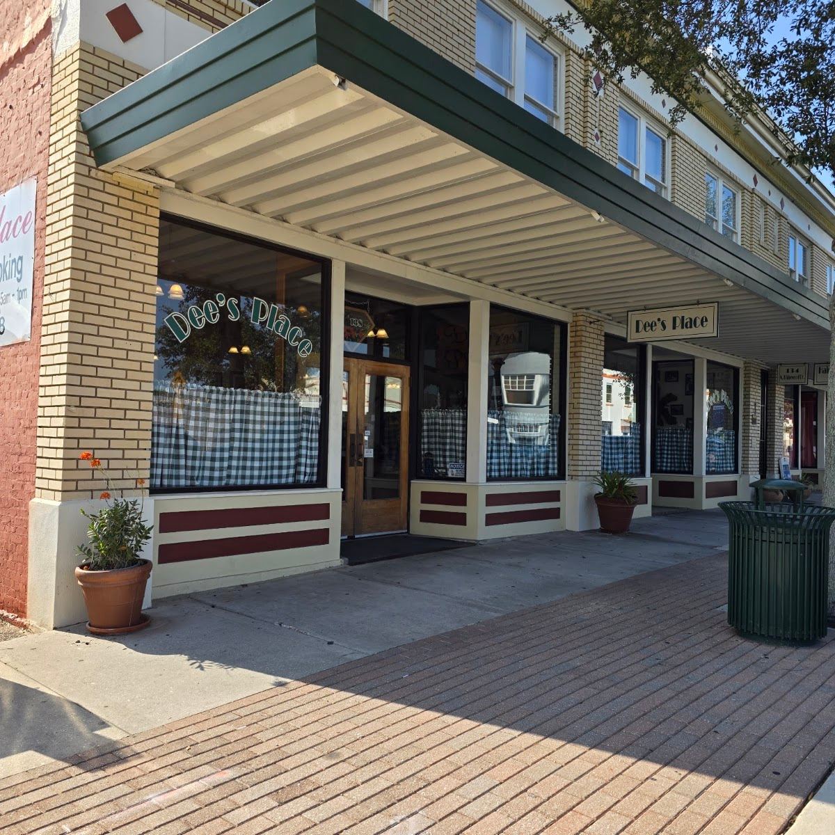 Dee's Place