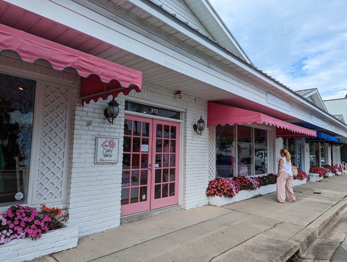 The Lazy Daisy - A Lilly Pulitzer Signature Store