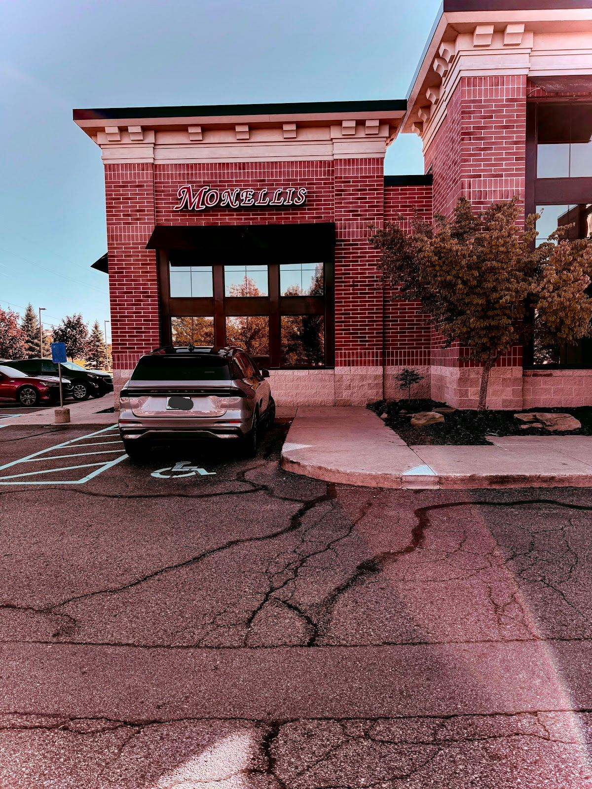Monelli's Italian Grill & Sports Bar