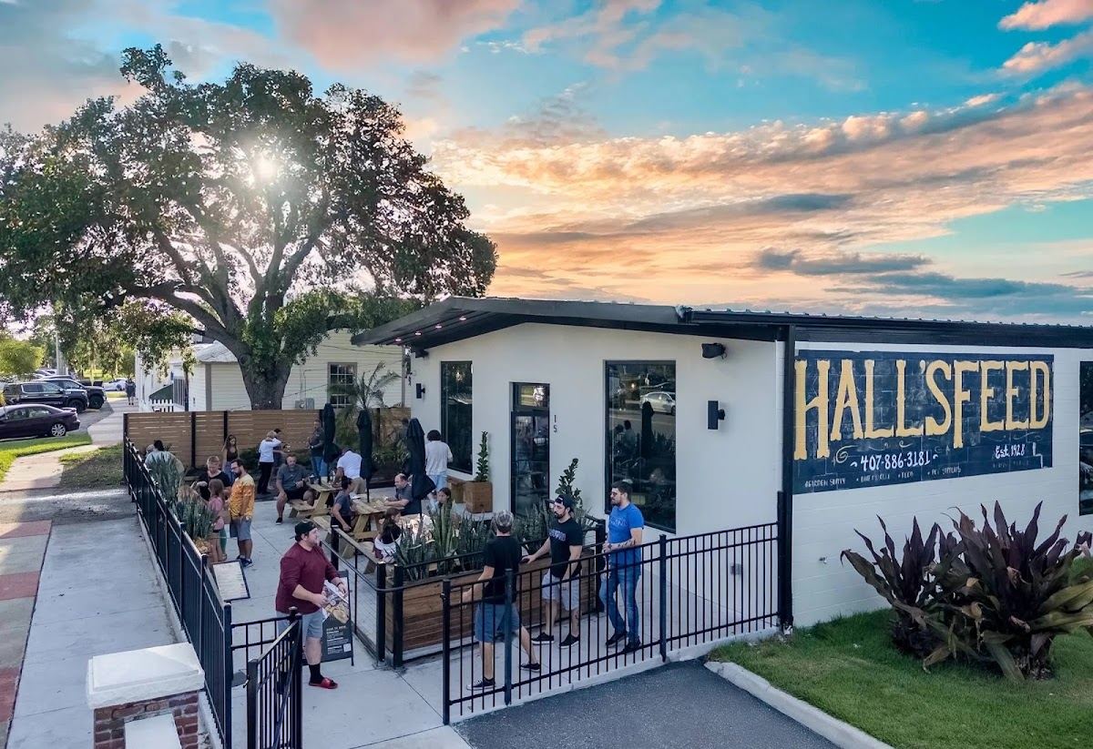 Hall's On 5th