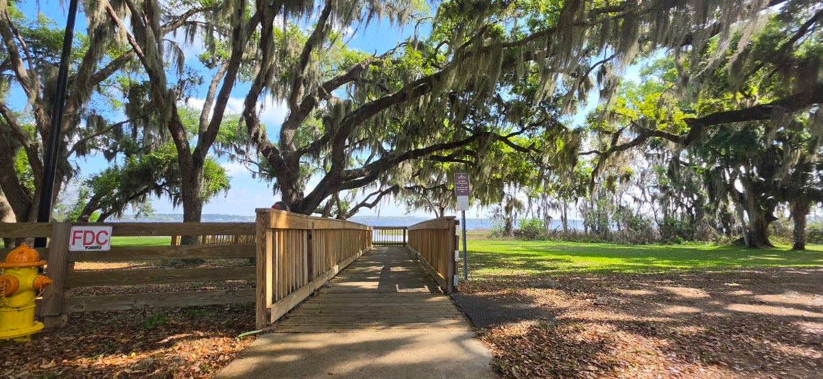 Minneola lake Public restroom and parking for the lake trail
