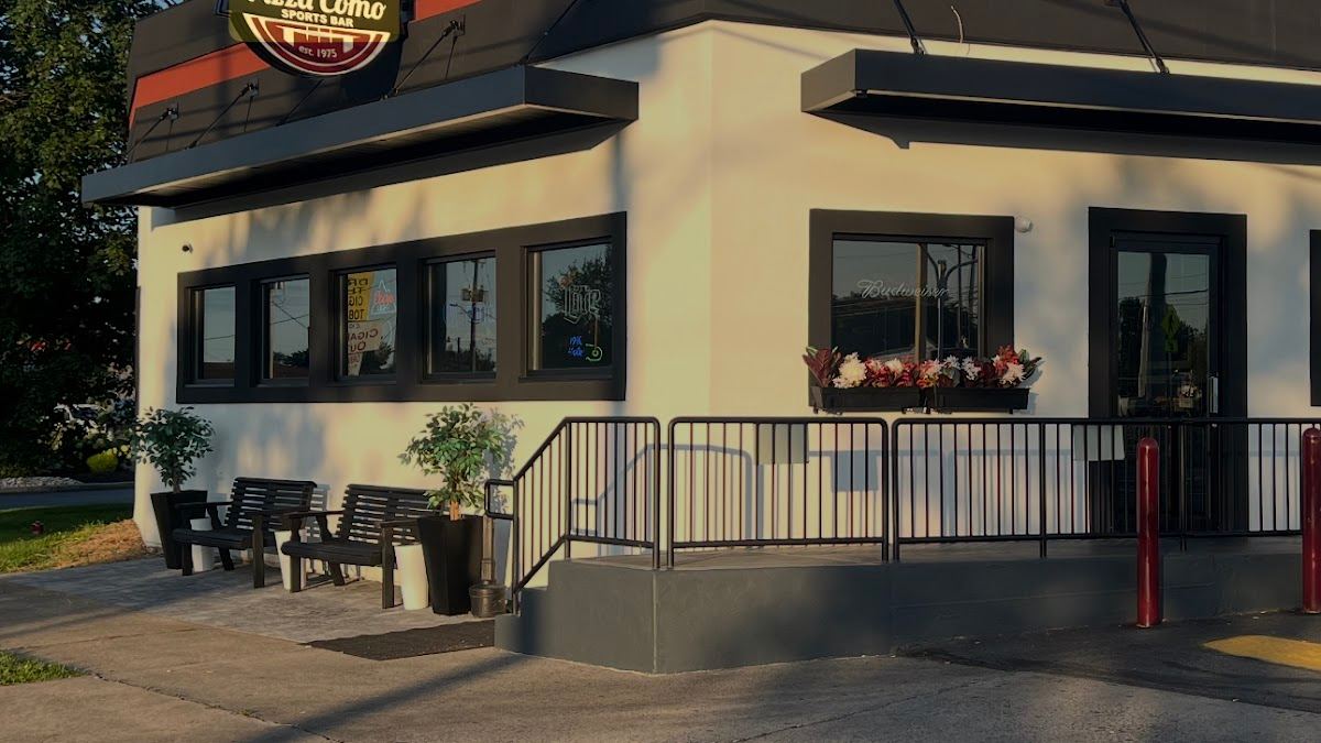 Pizza Como & 50 Yard Line Sports Bar