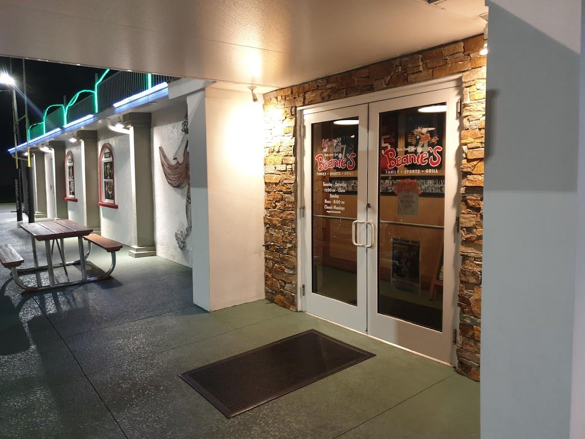 Beanie's Bar & Sports Grill