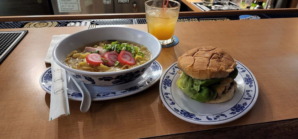 Ray's Deli & Lounge