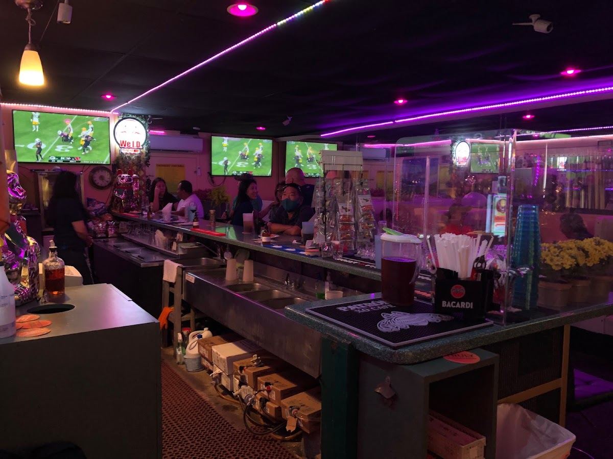 Seven Pools Lounge - Hostess Bar