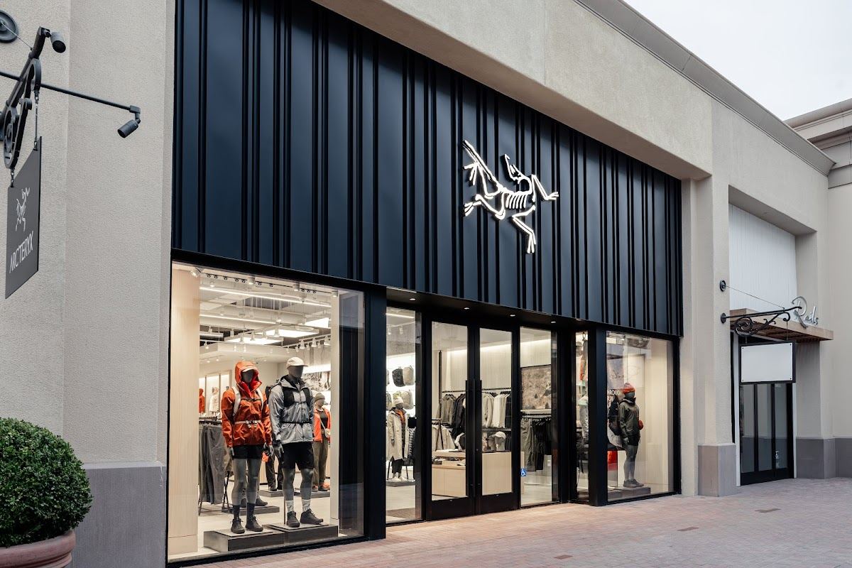 Arc'teryx Fashion Island