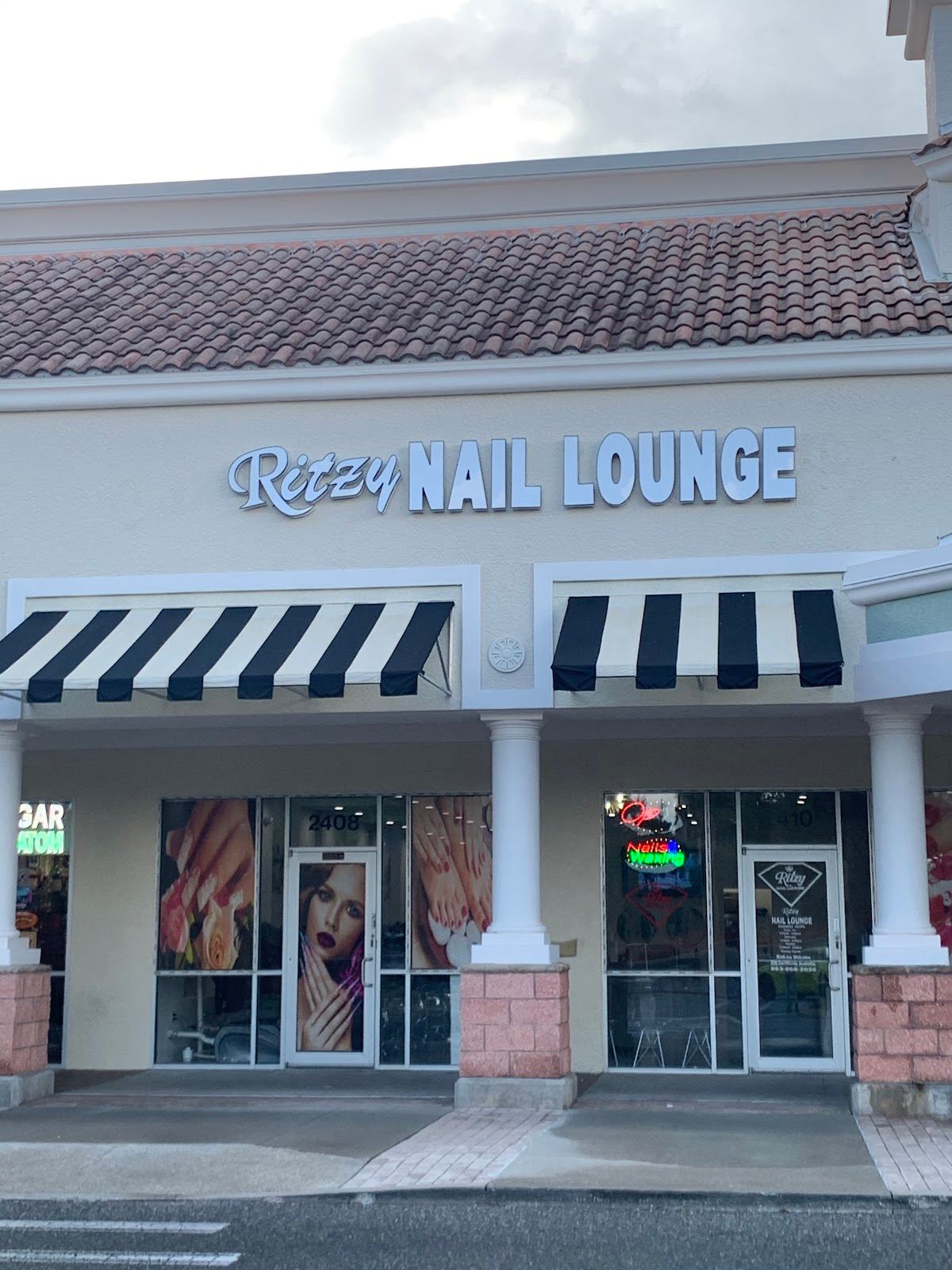 RITZY NAIL LOUNGE