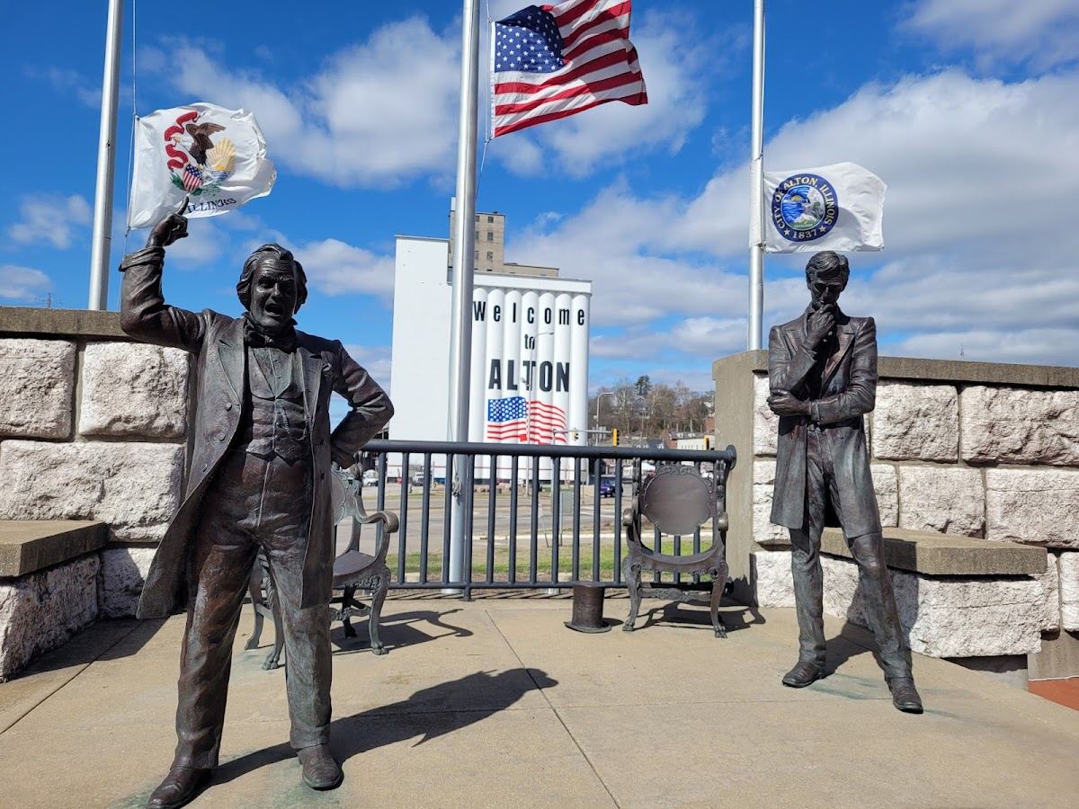 Lincoln/Douglas Square