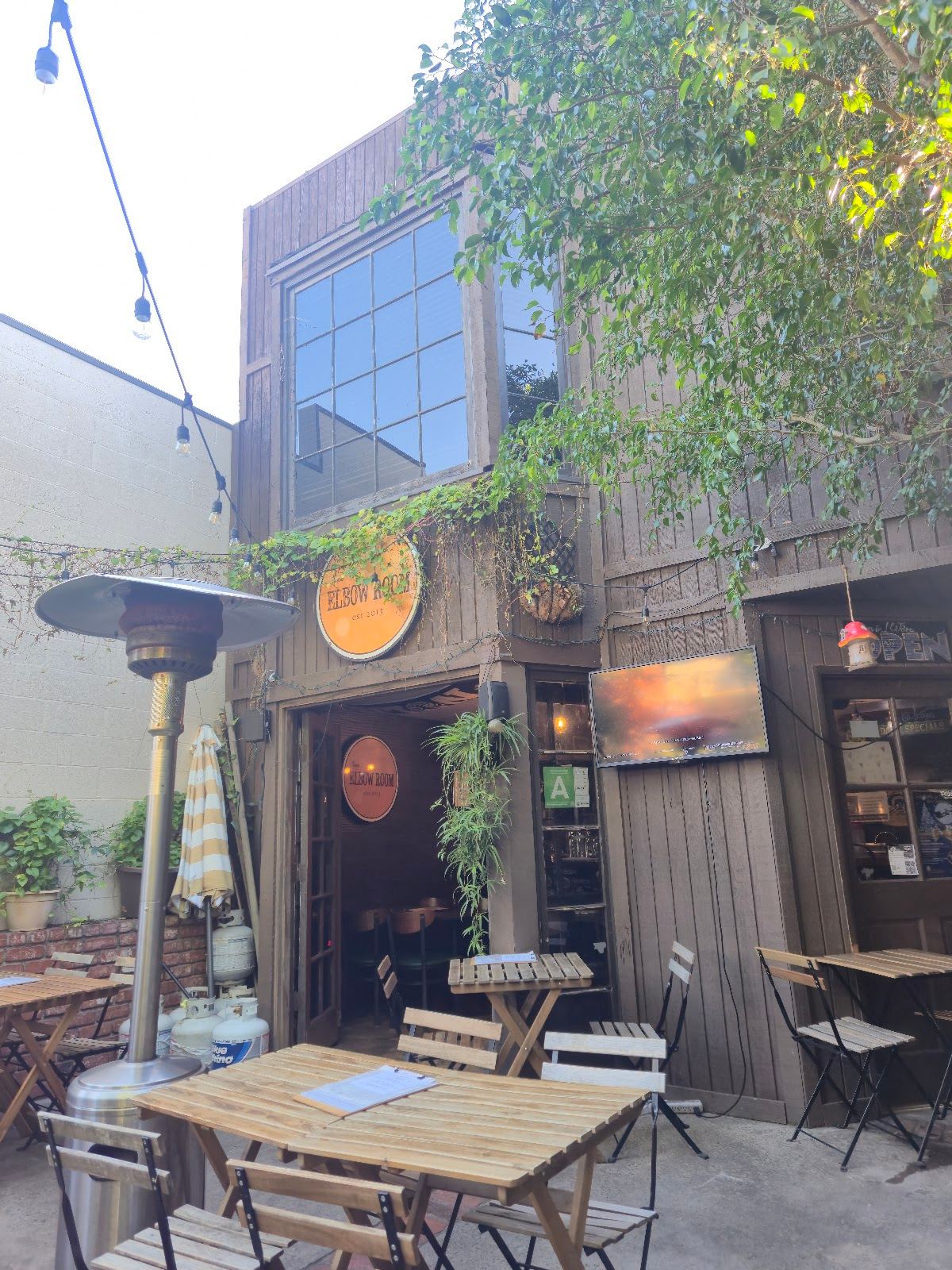 Thee Elbow Room