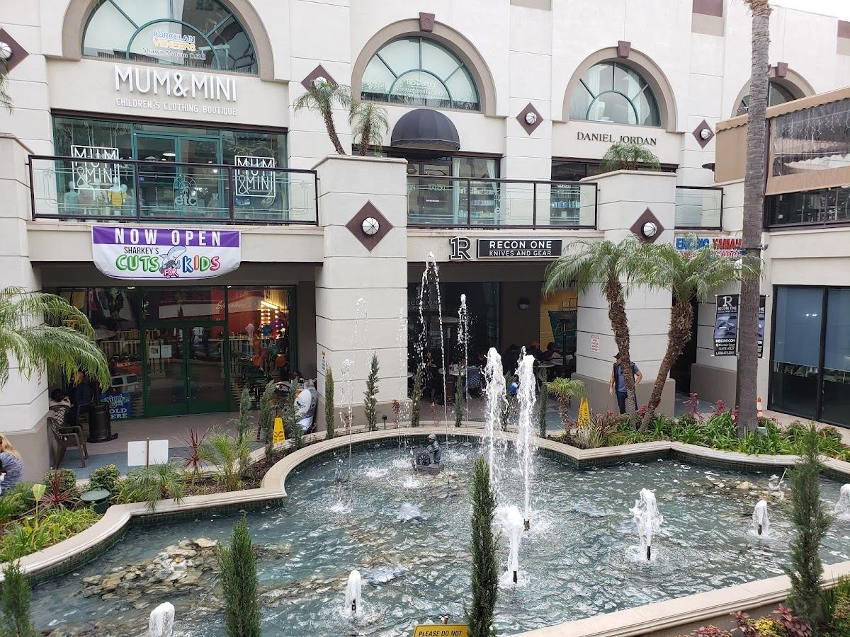 Laemmle Town Center 5